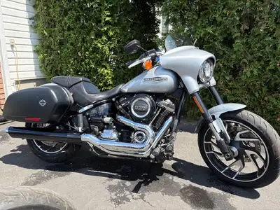 Superbe Harley-Davidson Sport Glide 2019-FLSB, puissante et confortable, couleur Silver, une seule p...