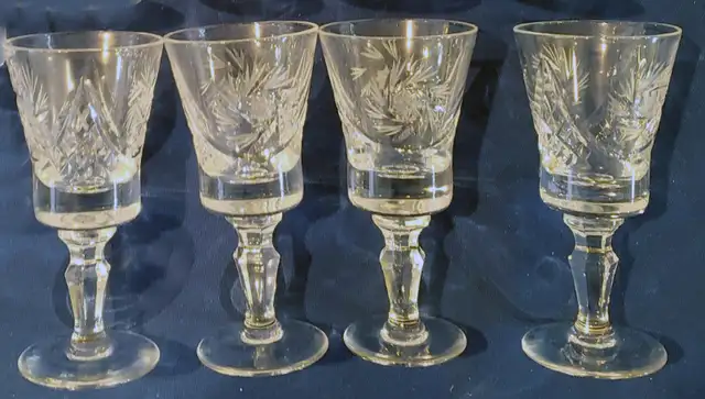 4 CRYSTAL LIQUOR GLASSES / VERRES LIQUEUR en CRYSTAL 10 cm in Kitchen & Dining Wares in Laval / North Shore - Image 5