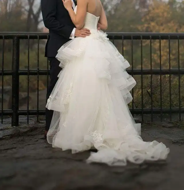 Vera Wang Wedding Dress (size 2) in Wedding in Ottawa - Image 5