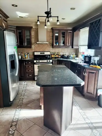 Room for rent in a detached house walk to Erin Mills Town centre