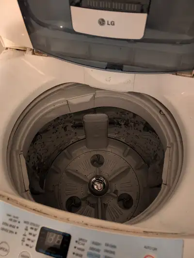 Je dois m'en départir cause déménagement.Classée petite machine elle accepte des charges plus grosse...