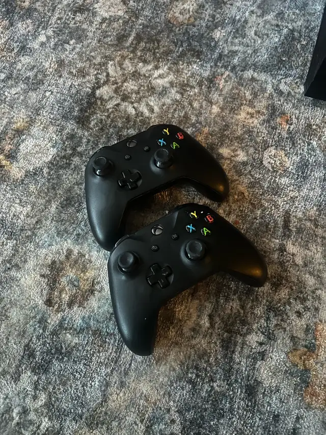 Xbox 1 with 2 controllers and all cables  in XBOX One in City of Montréal - Image 3