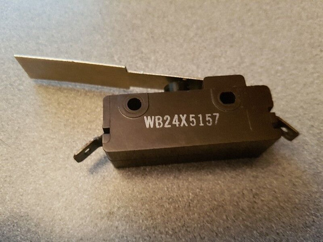 DOOR SWITCH USAGER USED WB24X5157 dans Autre  à Laval/Rive Nord