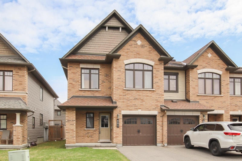 Available JULY 1st 4 bed, 2.5 Bath Townhome in Orleans! Long Term