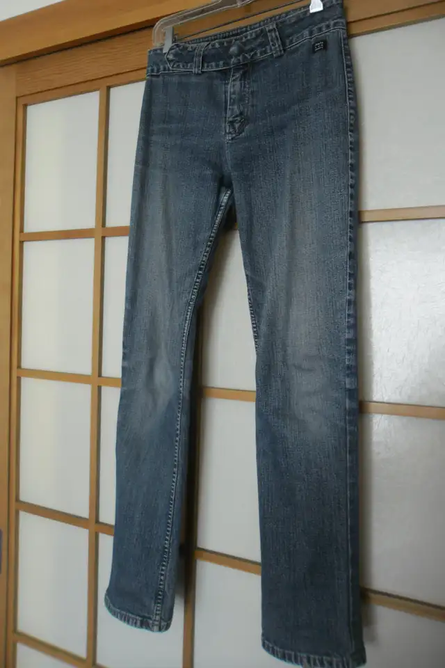 Women's Jeans Waist Size 28 (fits small). 98% cotton/2% spandex.