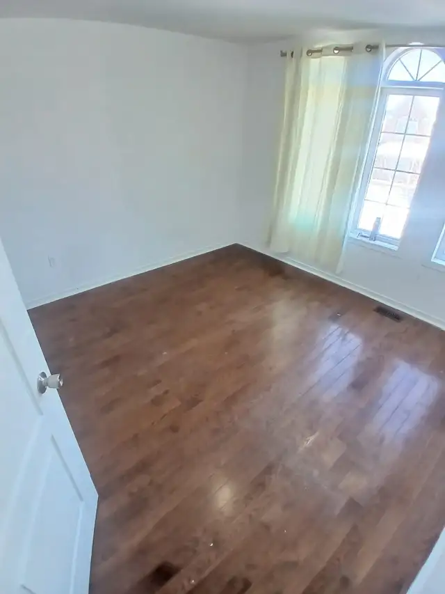 FURNISHED 2 SHARING ROOM AVAILABLE - MISSISSAUGA NEAR ERIN MILLS