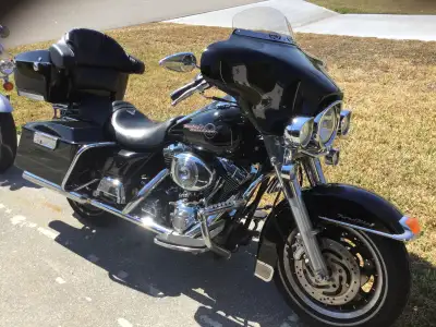 2006 Road King , original owner,dealer maintained, perfect running condition, dealer installed fairi...
