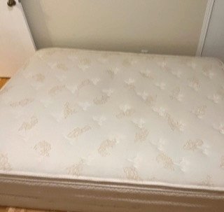 Queen Mattress with Box Spring dans Lits et matelas  à Ville de Montréal - Image 3