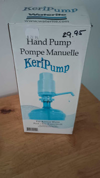 pompe manuel pour l'eau embouteillée