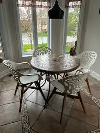 Table ronde et 4 chaises