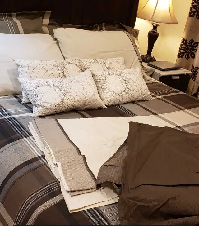 100% Cotton Queen size comforter/duvet with sheets , pillow case in Bedding in Peterborough - Image 3