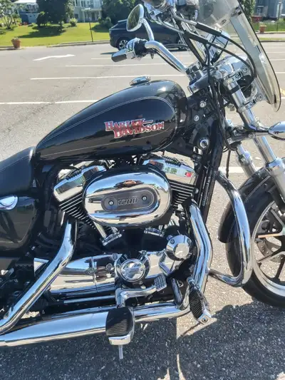SPORTSTER SUPERLOW 1200T , 2014, 15400 km. En parfait état. Mise au point récente chez LEO à Brossar...