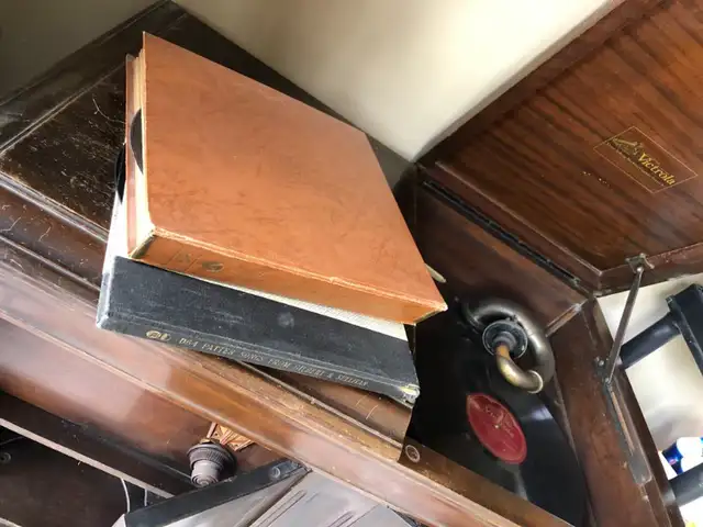 Gramophones- 3 units in Arts & Collectibles in Revelstoke - Image 9