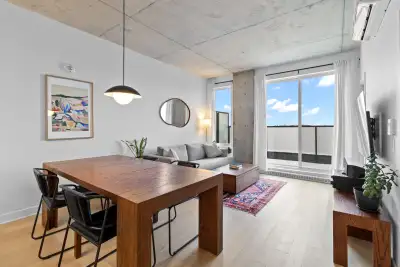 Superbe condo 1 chambre situé au 10e et dernier étage d’un immeuble récent en béton (2024), directem...