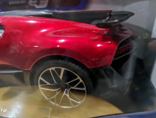 Maisto Bugatti Divo Diecast scale of 1:18 new in Arts & Collectibles in Kitchener / Waterloo - Image 3