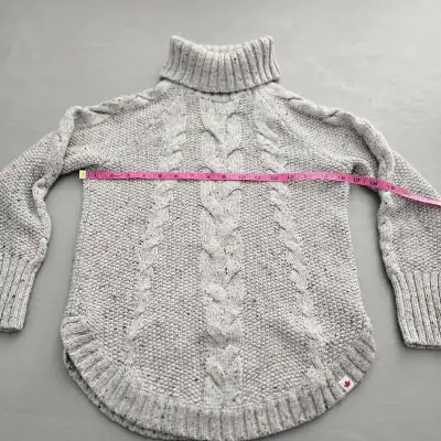 This is a cozy and stylish Canadiana grey cable knit turtleneck sweater in a women's size large, per...