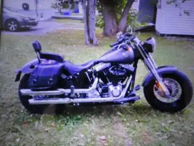 moto slim 103 ho,13,00km,état de neuf,pneu neuf arriere,windshield compris,15,000$ négotiable