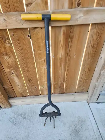 This is a Fiskars tiller, designed to make removing weeds easier with its stand-up design and three-...