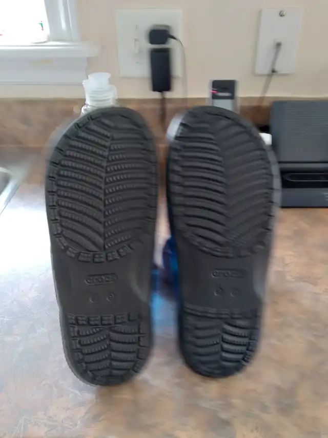 WOMEN'S SIZE 9 CROCS SANDALS in Women's - Shoes in City of Halifax - Image 10