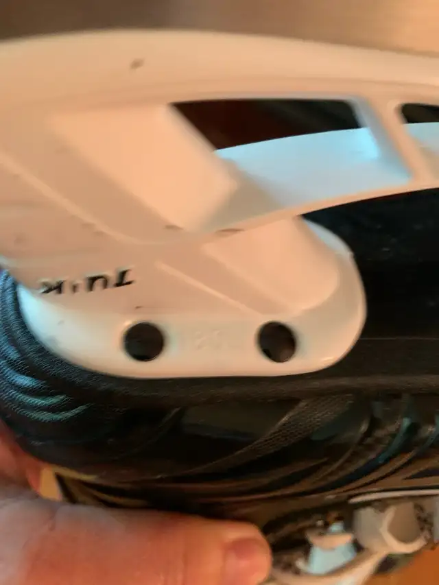 Boy’s Youth Size 10 Bauer Hockey Skates in Skates & Blades in London - Image 4