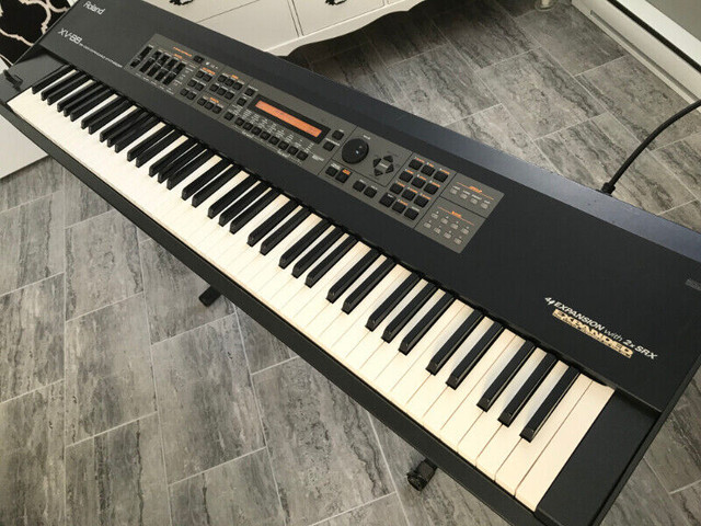 Roland XV-88 Synth Piano Hammer-Action 128-Voice Expandable dans Pianos et claviers  à Lac-Saint-Jean