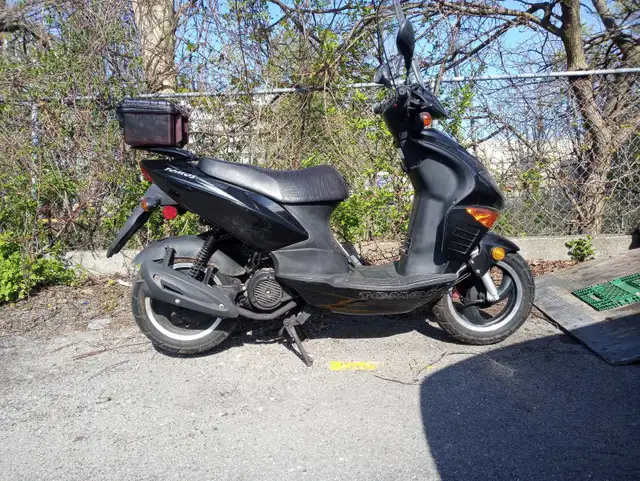 2011 Tomas scooter 150cc in Scooters & Pocket Bikes in Oakville / Halton Region - Image 3