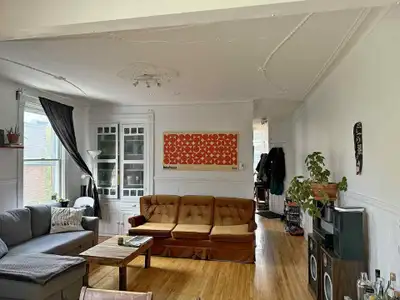 Chambre à louer // Colocation de 3 personnes (!) DISPONIBLE le 1er décembre 2025 -Long ou moyen term...