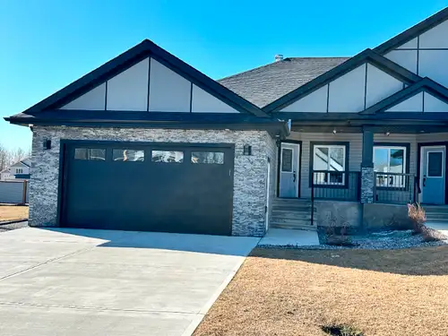 Executive Townhouse For Sale in Drayton Valley 4 BED/3bath