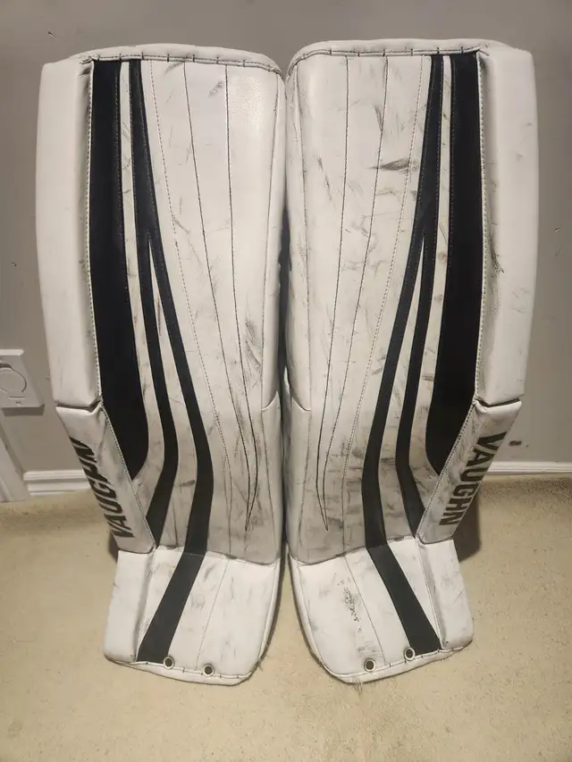 35" + 2 Vaughn Ventus SLR Pro Carbon Goalie Leg Pads (Used) in Hockey in Markham / York Region - Image 2