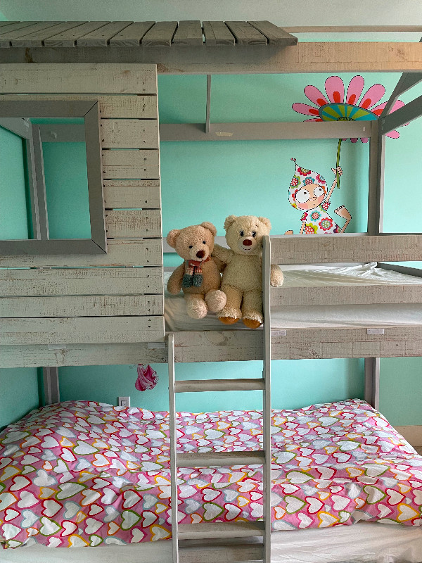 Bunk bed in great condition - solid wood in Beds & Mattresses in City of Toronto - Image 2