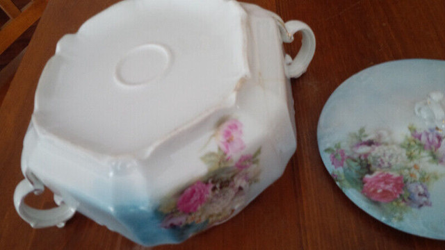 Beautiful Vintage Victorian Covered Compote Dish with Handles in Arts & Collectibles in Stratford - Image 4