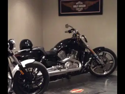 Harley Davidson VRod 2011 76000 km toujours remisé dans un garage. Très bien entretenu . Valise de H...