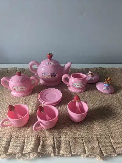 Strawberry Shortcake Tea set with talking Teapot. Comes with teapot and 3 lids. Teapot talks dependi...