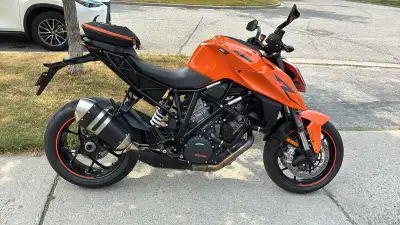 2017 KTM SUPERDUKE 1290R w/ safety. Certified. Cheap insurance for 1301cc naked touring. No issues,...