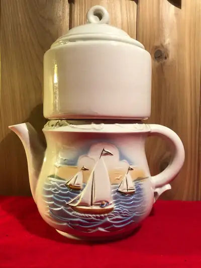 1950, Porcelaine de Chine et en parfait état..