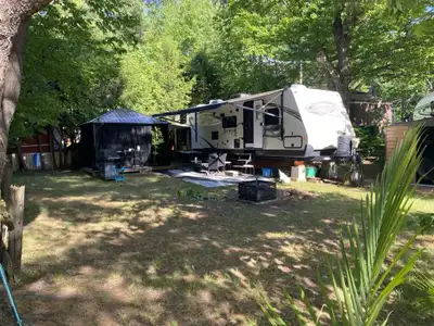 Roulotte Surveyor Select 2012 de Forest River, édition 10e anniversaire. 35 pieds La roulotte est au...