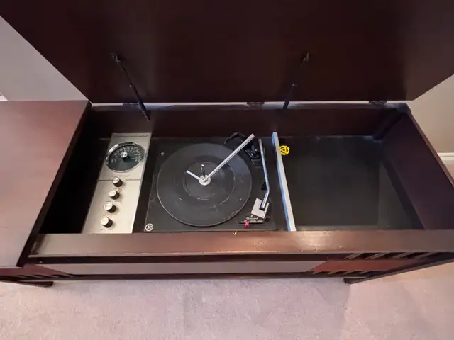 ANTIQUE TABLE / (STEREO) CONSOLE in Stereo Systems & Home Theatre in Oakville / Halton Region - Image 3