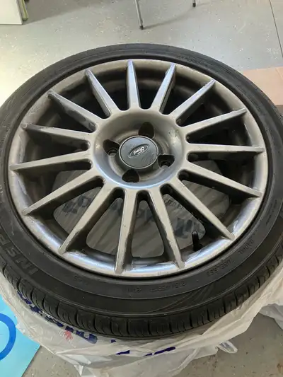 I'm selling a set of Ford Focus OEM rims fitted with almost new tires, perfect for upgrading your ri...