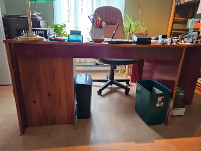 Bureau de travail gratuit avec 3 tiroirs dont 1 classeur, View more