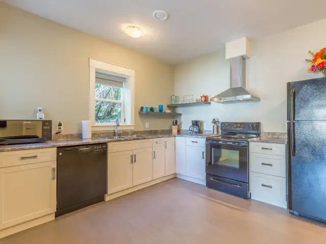 1 Bed, 1.5 Bath House incl utilities on Lake until June 30, 2026 in Long Term Rentals in Vernon - Image 7