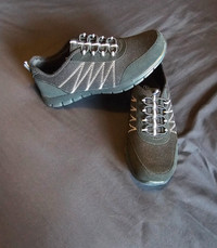 Skechers Women's Shoes. Black, Size 8.