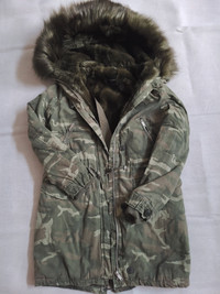 ZARA Camo faux fur jacket/coat  XS ,75$