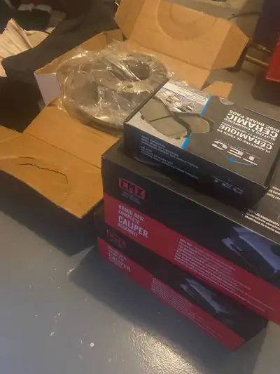 Brand new brake kit for Ford SuperDuty. Comes with two callipers, two rotors, two sets of brake pads...
