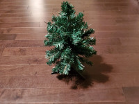 Small Christmas Tree 16" green brand new/sapin de noël vert neuf