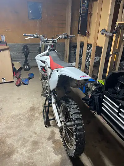 2007 crf450r absolutely mint Brand new white plastic, comes with old stock plastics as well 50 hours...