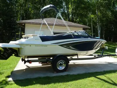 Super clean, great condition, swim platform with Seadeck padding, 4.3 litre Mercruiser, Dragonfly 5M...