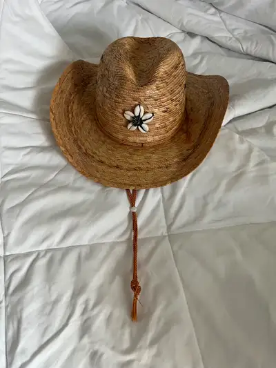 Ladies cowboy hat Excellent condition Location: Millrise SW