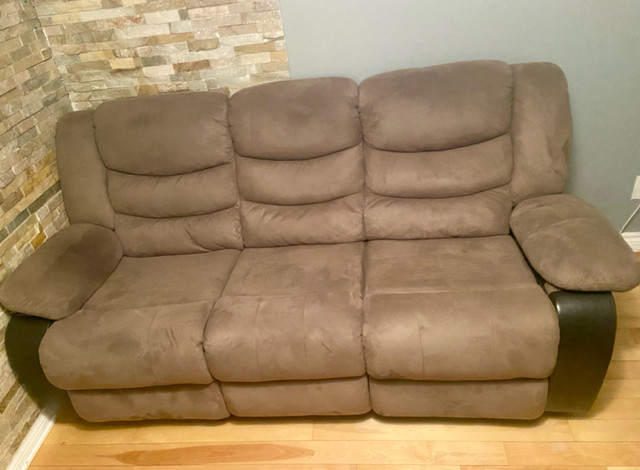 Recliner couch  dans Sofas et futons  à Ville de Montréal