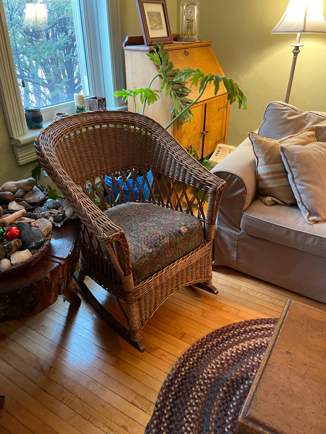 Beautiful Antique Wicker Chairs with upholstered seat. in Chairs & Recliners in Owen Sound - Image 2