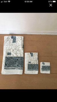 Decorative 3 piece towel set- ensemble serviettes de 3 morceaux 